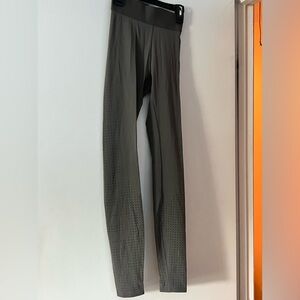 Women’s Lululemon size 2 leggings, limited edition, excellent condition